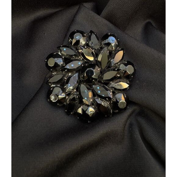 Beautiful Vintage Black Glass Brooch - Picture 2 of 5